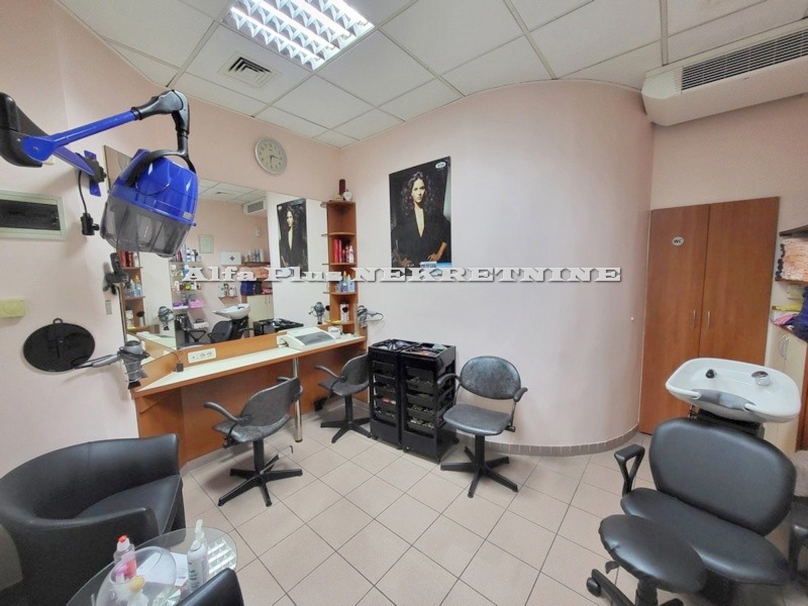 Kompletno opremljen frizerski salon u centru grada – NAJAM