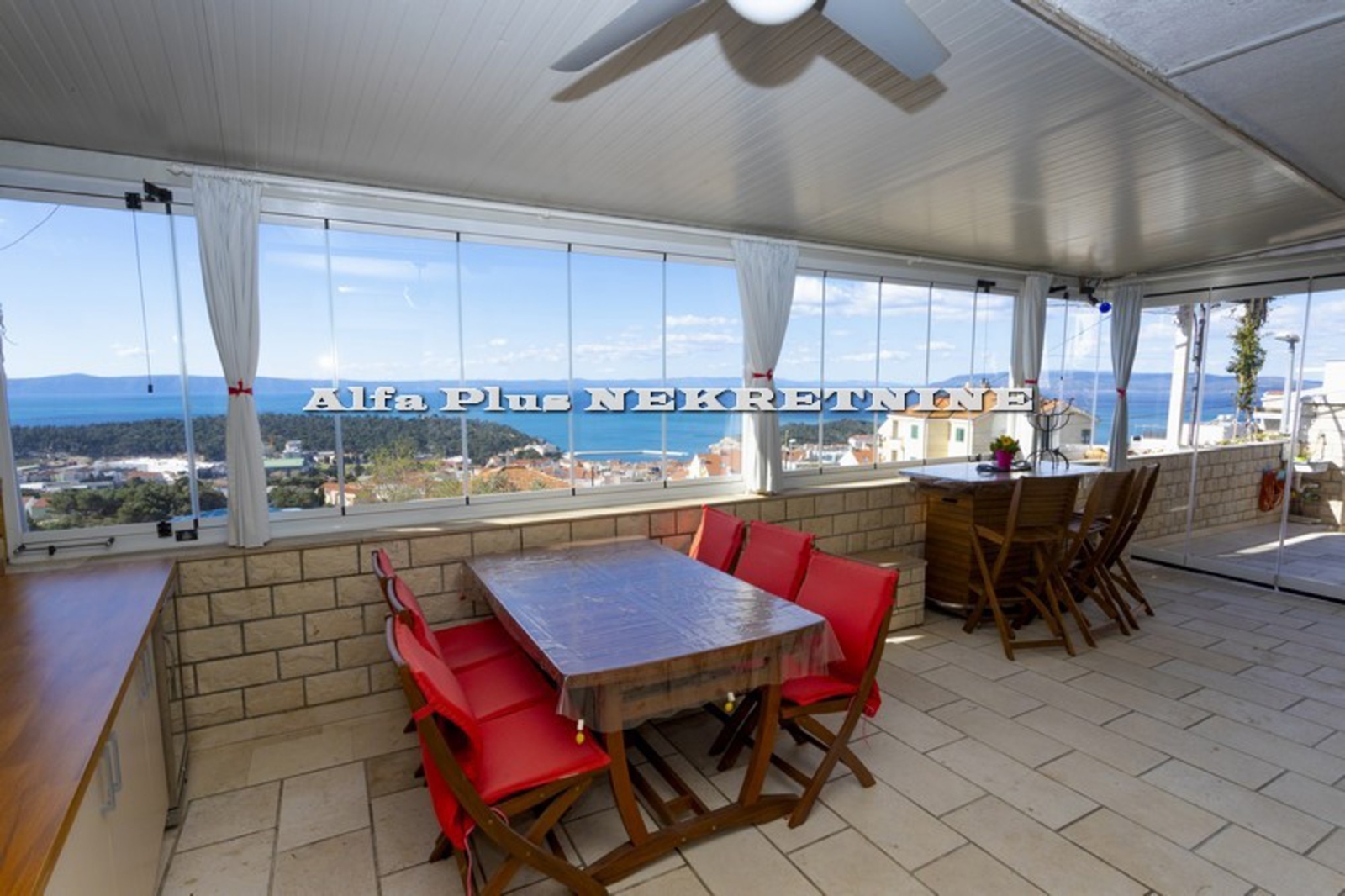 MAKARSKA; Trosoban (dva jednosobna) komforan stan sa velikom terasom S-62O