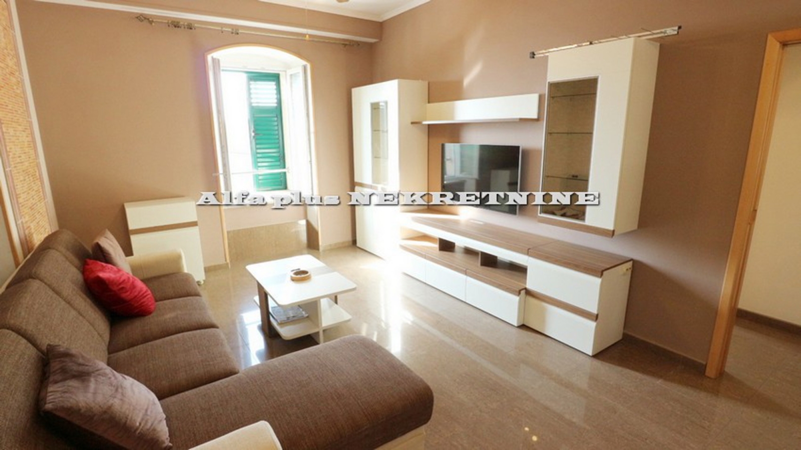 Dvosoban luksuzan stan na rivi S-438