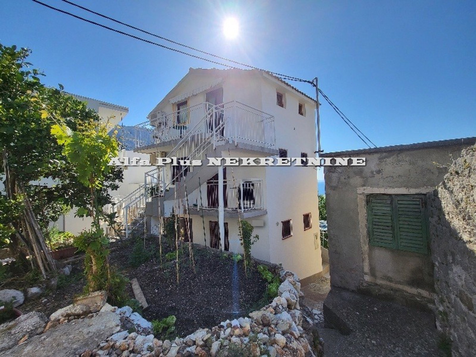 Kuća sa tri studio apartmana