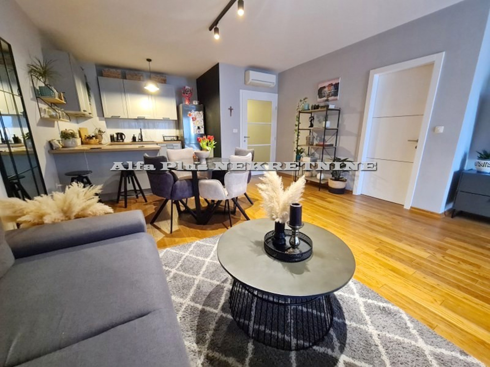 MAKARSKA; Dvosoban namješten stan sa velikom terasom i garažom S-750