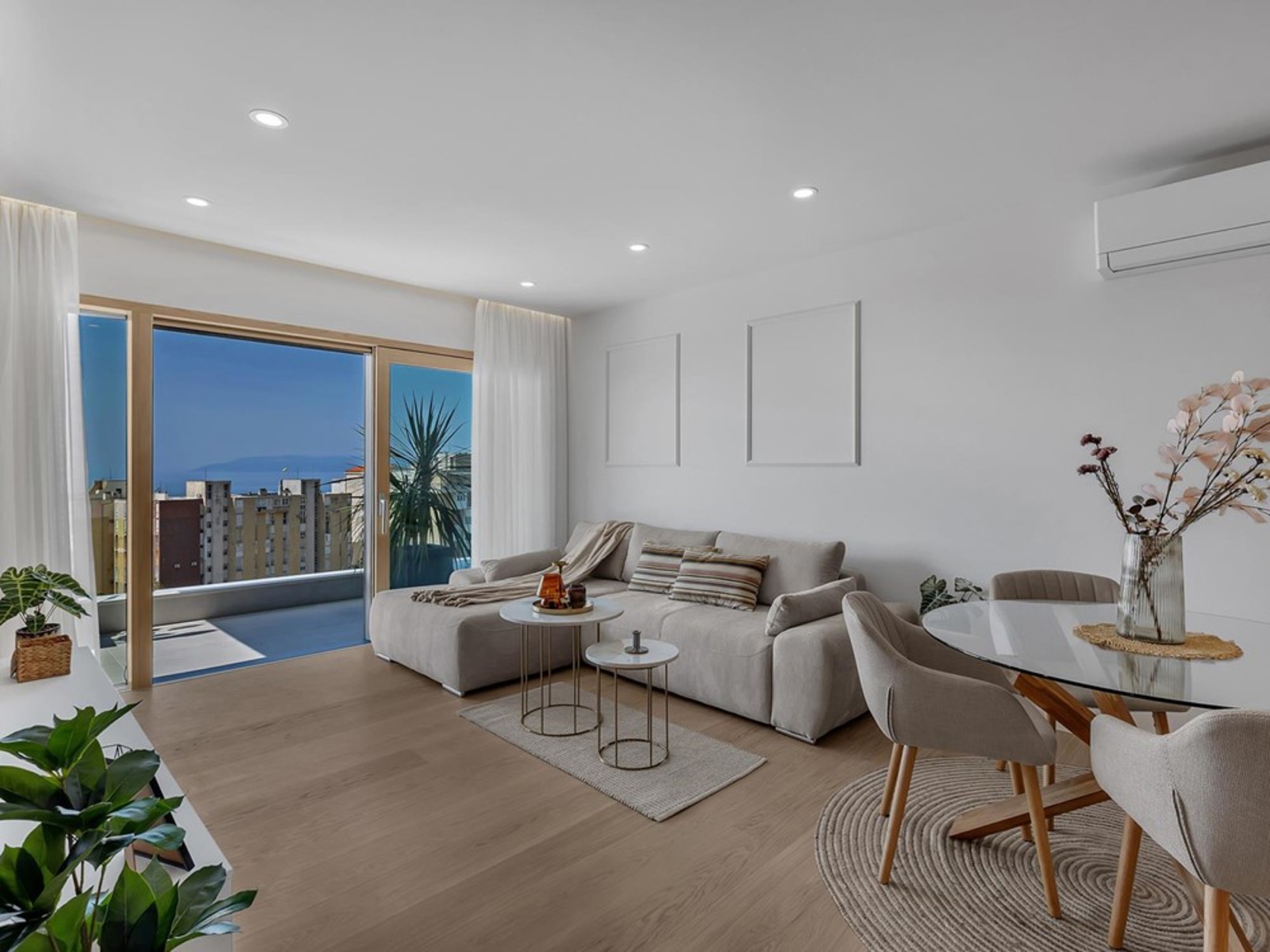 MAKARSKA NOVOGRADNJA; Jednosoban namješten stan u centru