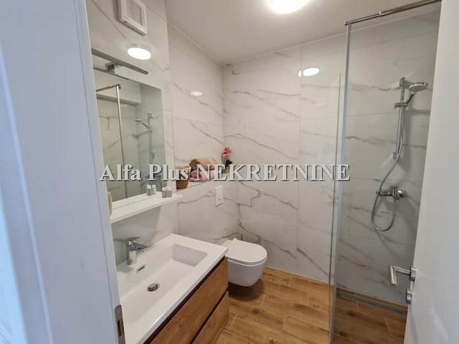 Namješten jednosoban stan sa ostavom i parkingom S-721