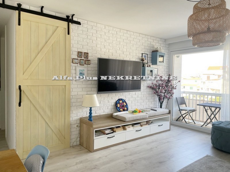 MAKARSKA; Renoviran namješten stan u blizini plaže i centra grada S-778