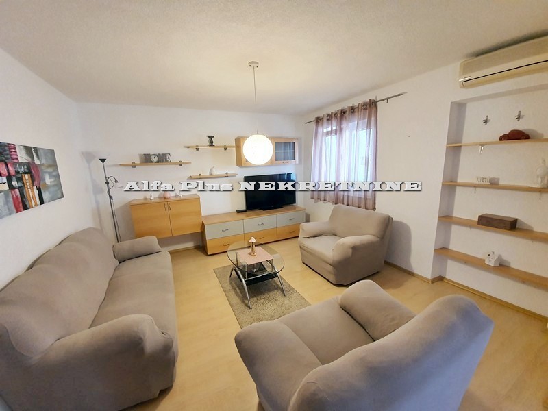 MAKARSKA; Dvosoban namješten stan i studio apartman, blizina centra grada S-622