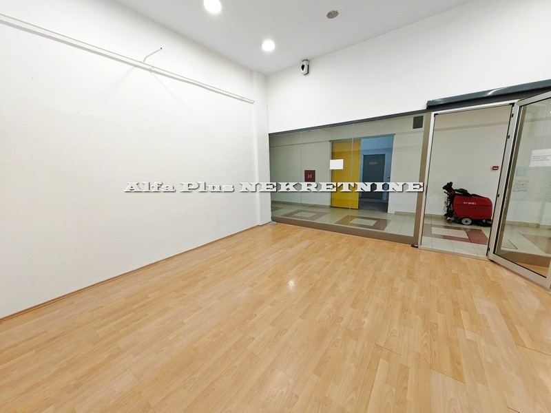 Alfa Plus Nekretnine MAKARSKA; Poslovni prostor u centru grada PP-117