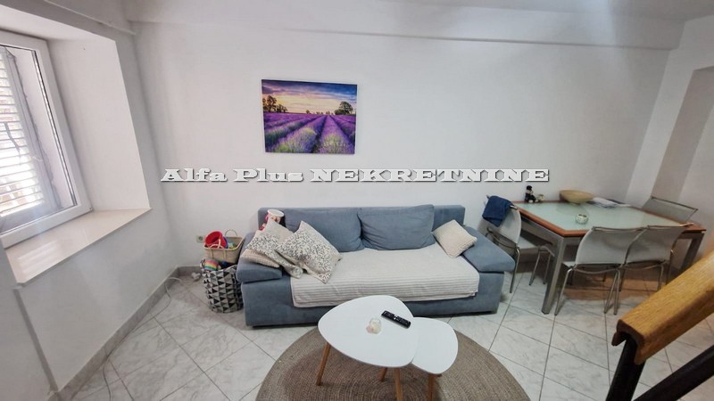 MAKARSKA; Jednosoban namješten dvoetažni stan u strogom centru grada S-816