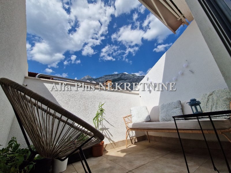 MAKARSKA; Dvosoban, renoviran, namješten stan u istočnom dijelu grada S-819