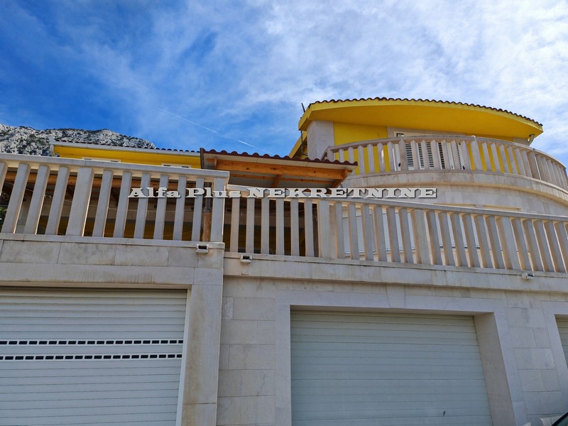 MAKARSKA RIVIJERA; Samostojeća kuća udaljena 100 metara od plaže K-321