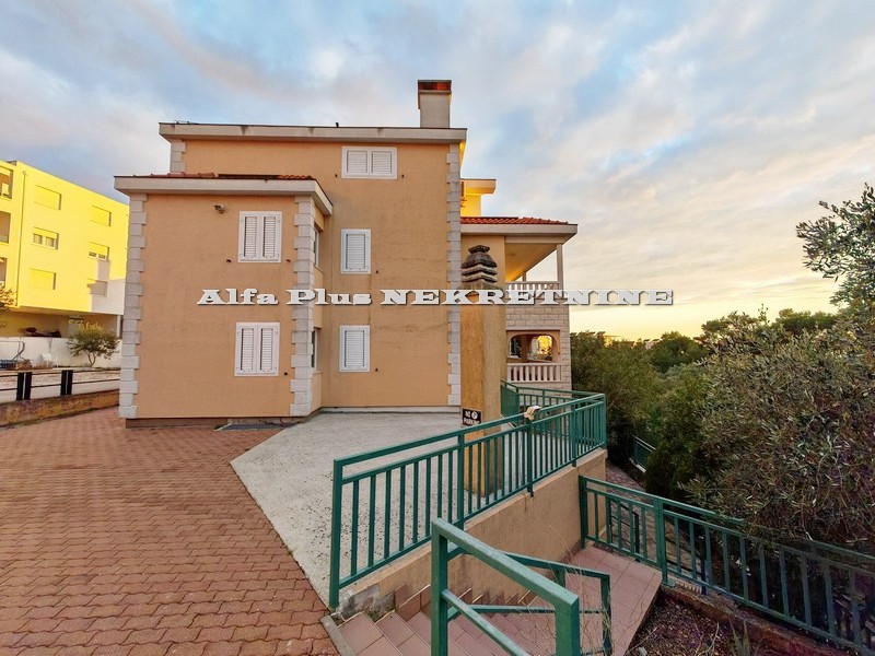 PROMAJNA; IZVRSNA APARTMANSKA KUĆA U CENTRU K-324