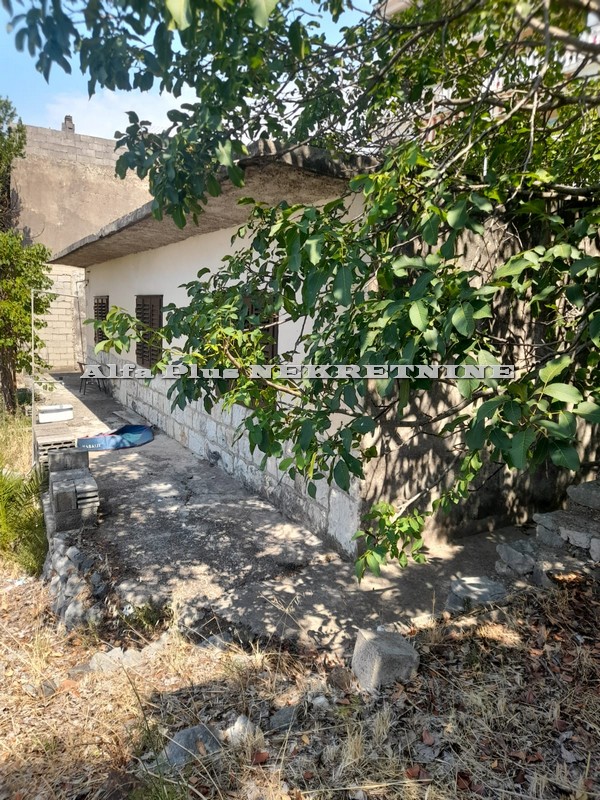 Alfa Plus Nekretnine GRADAC; Kuća za investiciju, centar mjesta, neposredna blizina plaže K-327
